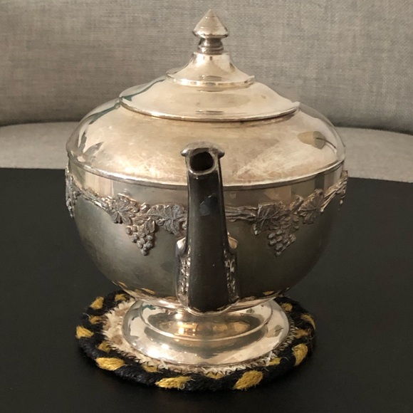 VINTAGE OLD ENGLISH REPRODUCTION SILVER-PLATED TEAPOT 1950’s - Picture 5 of 16